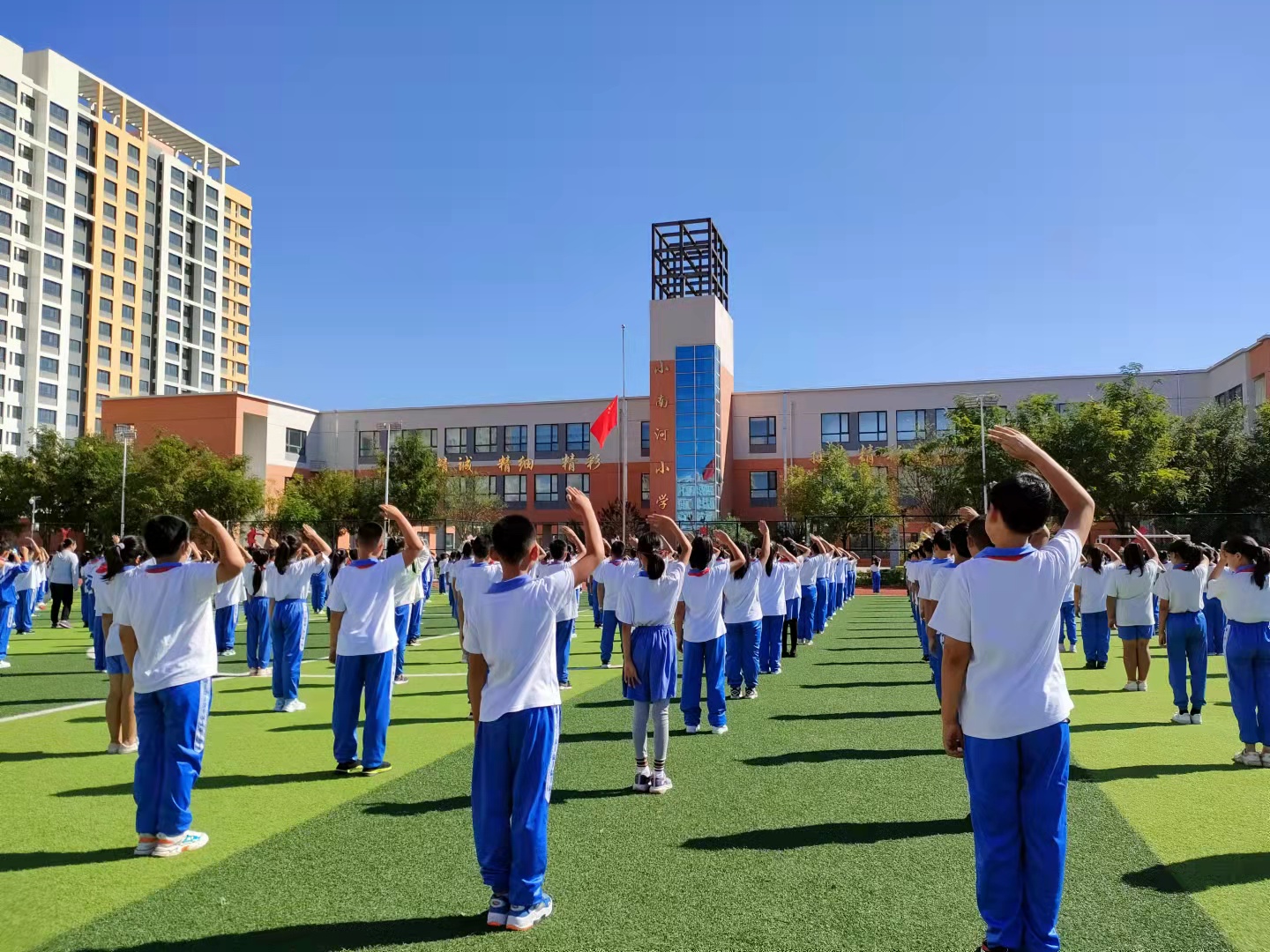 开学第二次升国旗，队员们挺拔的身姿，标准的队礼，严肃的认真的神情，处处充满了对国旗的尊重与对祖国的敬爱。