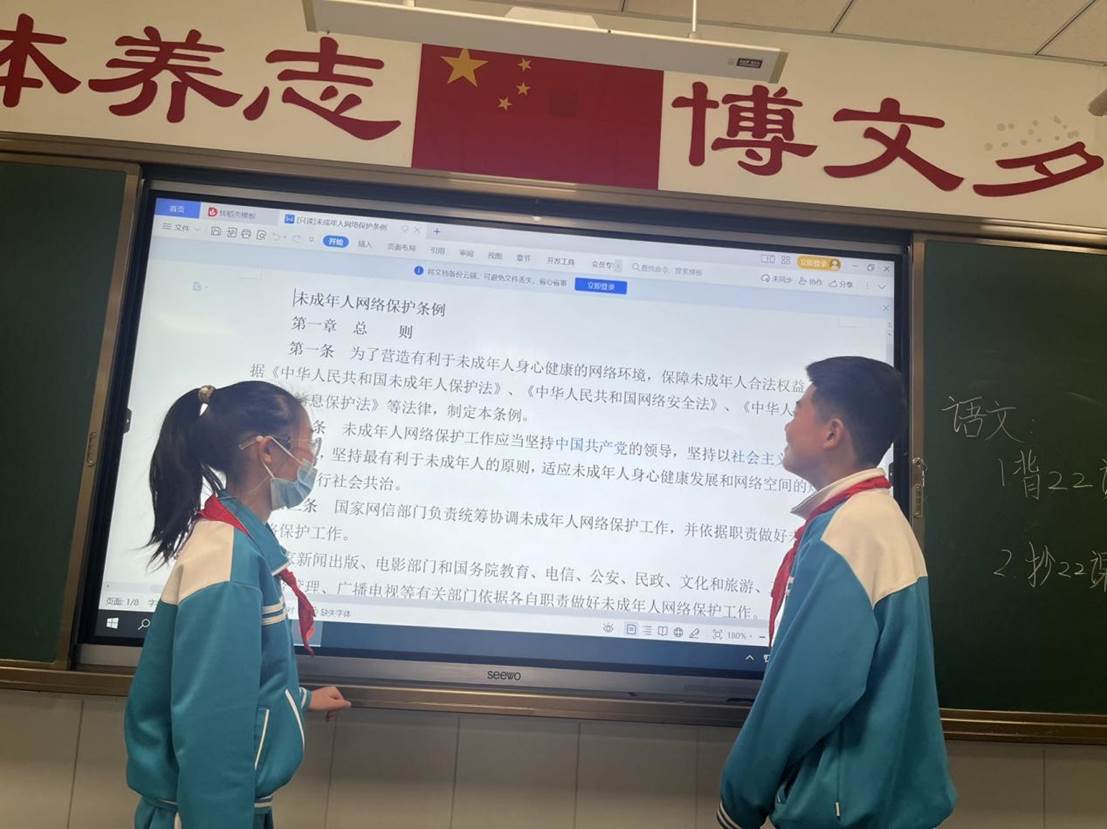 五年二班-学生讨论照片
