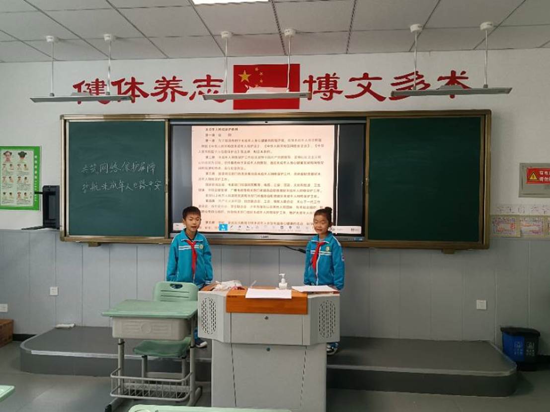 二年一班-学生讨论照片