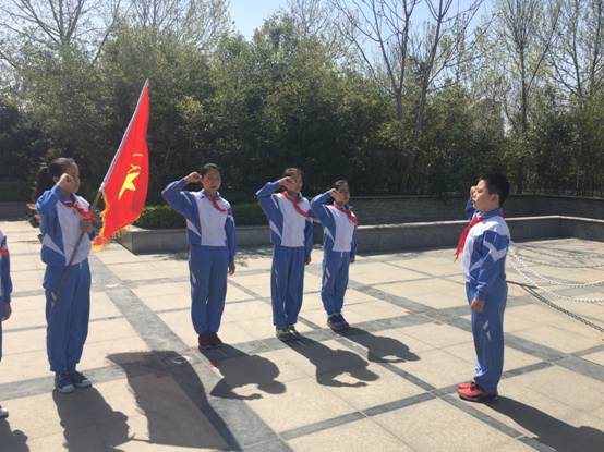 王兰庄小学少先队员重温誓词1.jpg